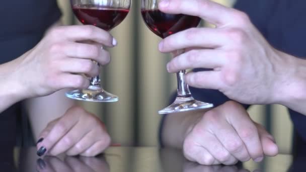 Powolny Ruch Ręce Clinks Okulary Czerwonym Winorośli — Wideo stockowe