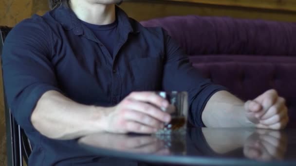 Mann Trinkt Whisky Der Bar — Stockvideo