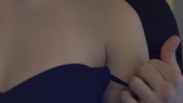Slow Motion Man Rozbiera Kobietę Seksualne Pieszczoty Kobiet — Wideo stockowe