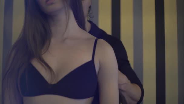 4K男は女性の服を脱ぐ 性的なゲーム 女性の愛撫 — ストック動画