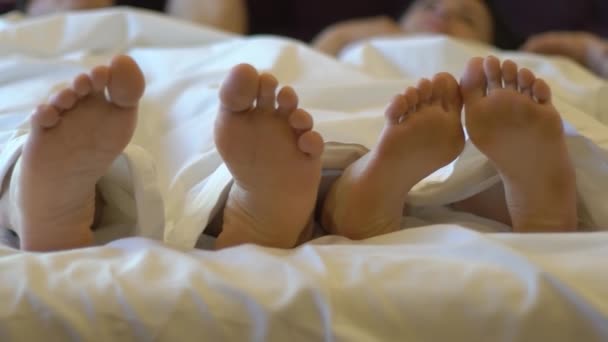 Zeitlupe Paar Bett Close Von Füße — Stockvideo