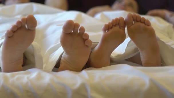 Αργή Κίνηση Ζευγάρι Στο Κρεβάτι Close Feet — Αρχείο Βίντεο