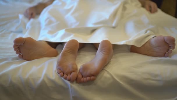Paar Bett Nahaufnahme Der Füße — Stockvideo