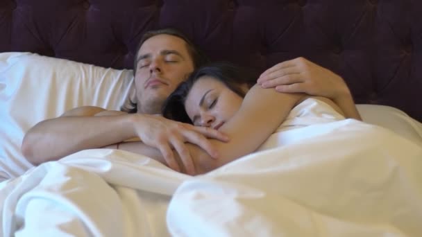 Zeitlupe Junges Paar Schläft Bett Augen Geschlossen — Stockvideo
