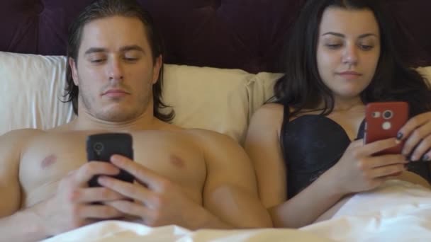 Mouvement Lent Couple Utilise Téléphone Dans Lit Séquence Vidéo Libre De Droits