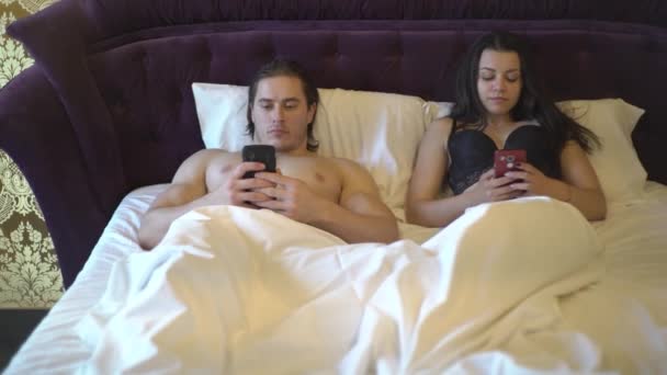 Das Paar Verwendet Telefon Bett — Stockvideo
