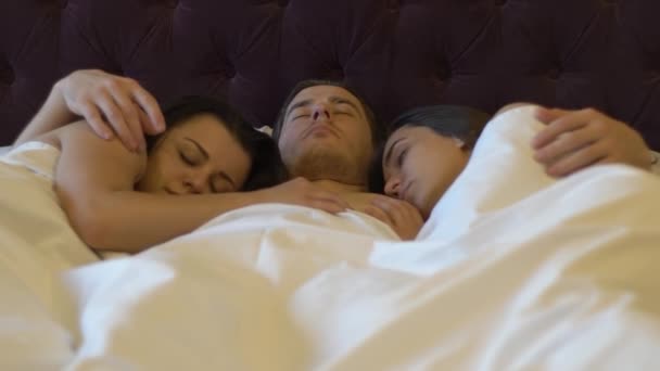 Повільний Хлопець Спить Ліжку Приймаючи Двох Жінок — стокове відео