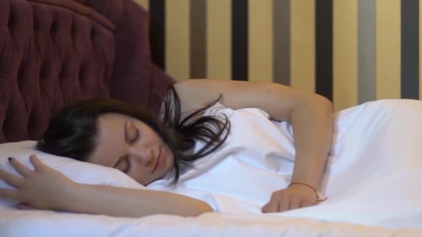 ベッドの中でスローモーション魅力的な睡眠女性 — ストック動画