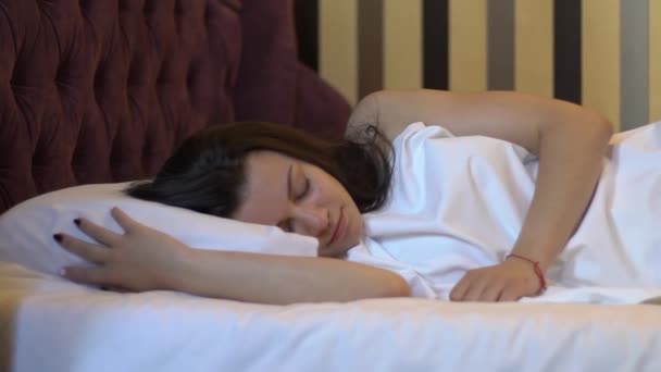 Câmara Lenta Mulher Adormecida Atraente Cama — Vídeo de Stock
