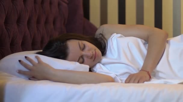 Mulher Adormecida Atraente Cama — Vídeo de Stock