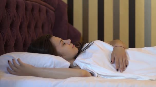 Медленное Движение Привлекательная Спящая Женщина Постели — стоковое видео
