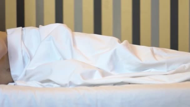 Slow Motion Jonge Man Slapen Comfortabel Bed — Stockvideo