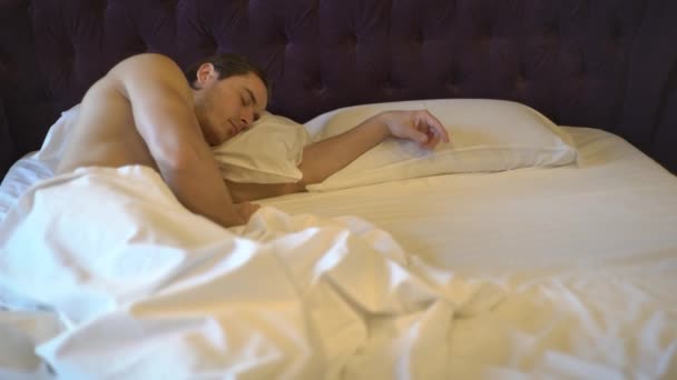 年轻人睡在他的床上 — 图库视频影像