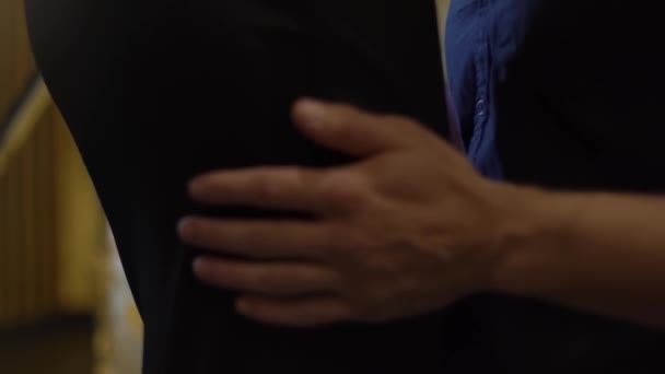 肌肉男摸女人的身体 — 图库视频影像