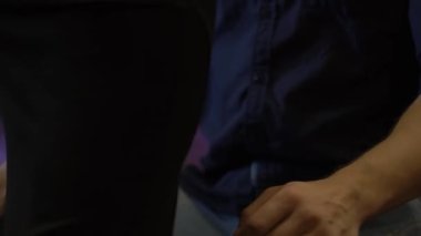 Erkek Bir Kadının Vücuduna Dokundu