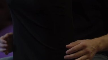 Erkek Bir Kadının Vücuduna Dokundu