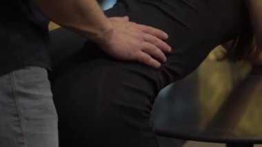 Erkek Bir Kadının Vücuduna Dokundu