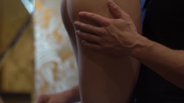 Muscoloso Uomo Toccato Una Donna Corpo — Video Stock