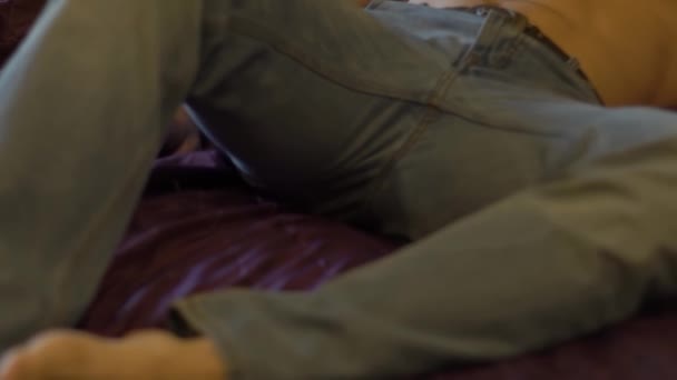 Homem Musculoso Deitado Cama — Vídeo de Stock