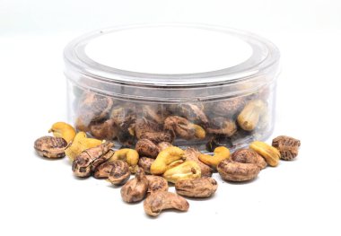 Beyaz arka planda kaju fıstığı