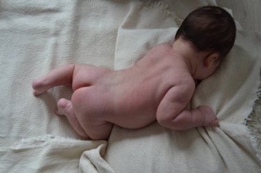 Küçük bir çocuğun portre fotoğrafı. Beyaz çocuk Güney Arap görünümü