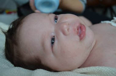 Küçük bir çocuğun portre fotoğrafı. Beyaz çocuk Güney Arap görünümü