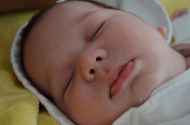 Küçük bir çocuğun portre fotoğrafı. Beyaz çocuk Güney Arap görünümü