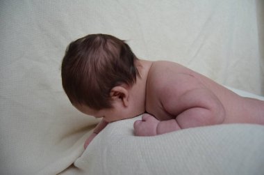 Küçük bir çocuğun portre fotoğrafı. Beyaz çocuk Güney Arap görünümü