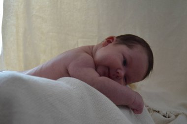 Küçük bir çocuğun portre fotoğrafı. Beyaz çocuk Güney Arap görünümü