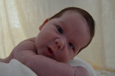 Küçük bir çocuğun portre fotoğrafı. Beyaz çocuk Güney Arap görünümü