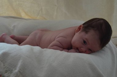 Küçük bir çocuğun portre fotoğrafı. Beyaz çocuk Güney Arap görünümü