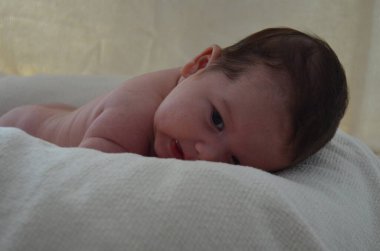 Küçük bir çocuğun portre fotoğrafı. Beyaz çocuk Güney Arap görünümü