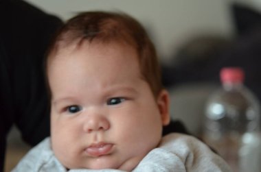 Küçük bir çocuğun portre fotoğrafı. Beyaz çocuk Güney Arap görünümü