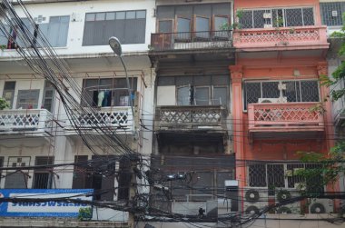 Aşırı elektrik hatları Bangkok Tayland 'daki eski yerleşim yerleri