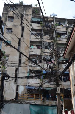 Aşırı elektrik hatları Bangkok Tayland 'daki eski yerleşim yerleri