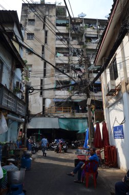 Aşırı elektrik hatları Bangkok Tayland 'daki eski yerleşim yerleri