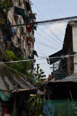 Aşırı elektrik hatları Bangkok Tayland 'daki eski yerleşim yerleri