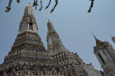 Wat Arun Tapınağı Bangkok Tayland. Tayland 'daki ünlü Wat Arun tapınağı, Mae Nam Chao Phraya (Chao Phraya Nehri) kıyısındaki Bangkok' un Bangkok Yai bölgesindeki Budist tapınağı (Wat) ve tarihi ve Budist tapınakları.)