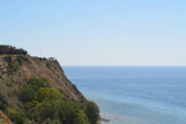 Mavi deniz manzaralı bir sahil, Kırım