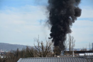 Yangının yol açtığı büyük siyah duman bulutu.