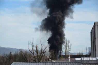 Yangının yol açtığı büyük siyah duman bulutu.