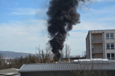 Yangının yol açtığı büyük siyah duman bulutu.