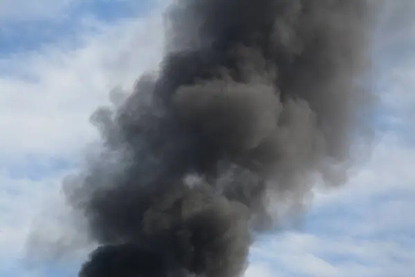 Yangının yol açtığı büyük siyah duman bulutu.