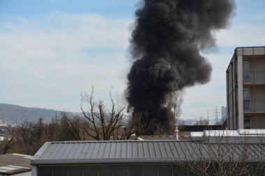 Yangının yol açtığı büyük siyah duman bulutu.