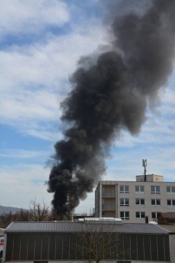 Yangının yol açtığı büyük siyah duman bulutu.