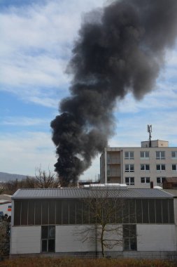 Yangının yol açtığı büyük siyah duman bulutu.