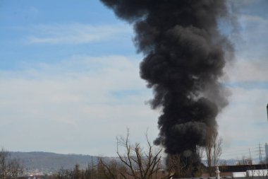 Yangının yol açtığı büyük siyah duman bulutu.