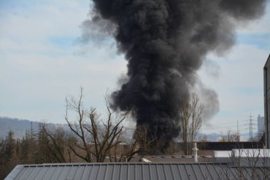 Yangının yol açtığı büyük siyah duman bulutu.