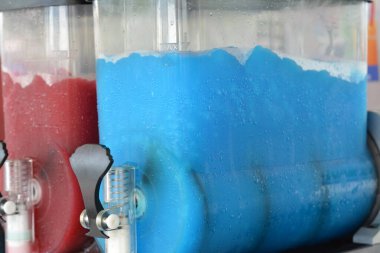 Mutfaktaki su için mavi plastik şişeler.