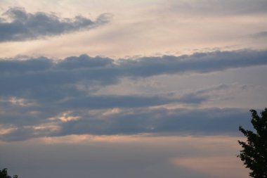 Güzel gün batımı gökyüzü bulutlu